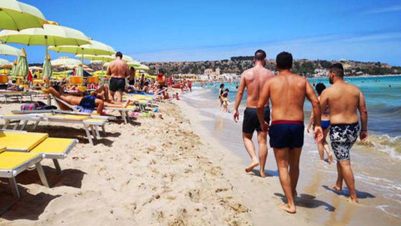 SICILIA, FANNO SESSO IN SPIAGGIA: 